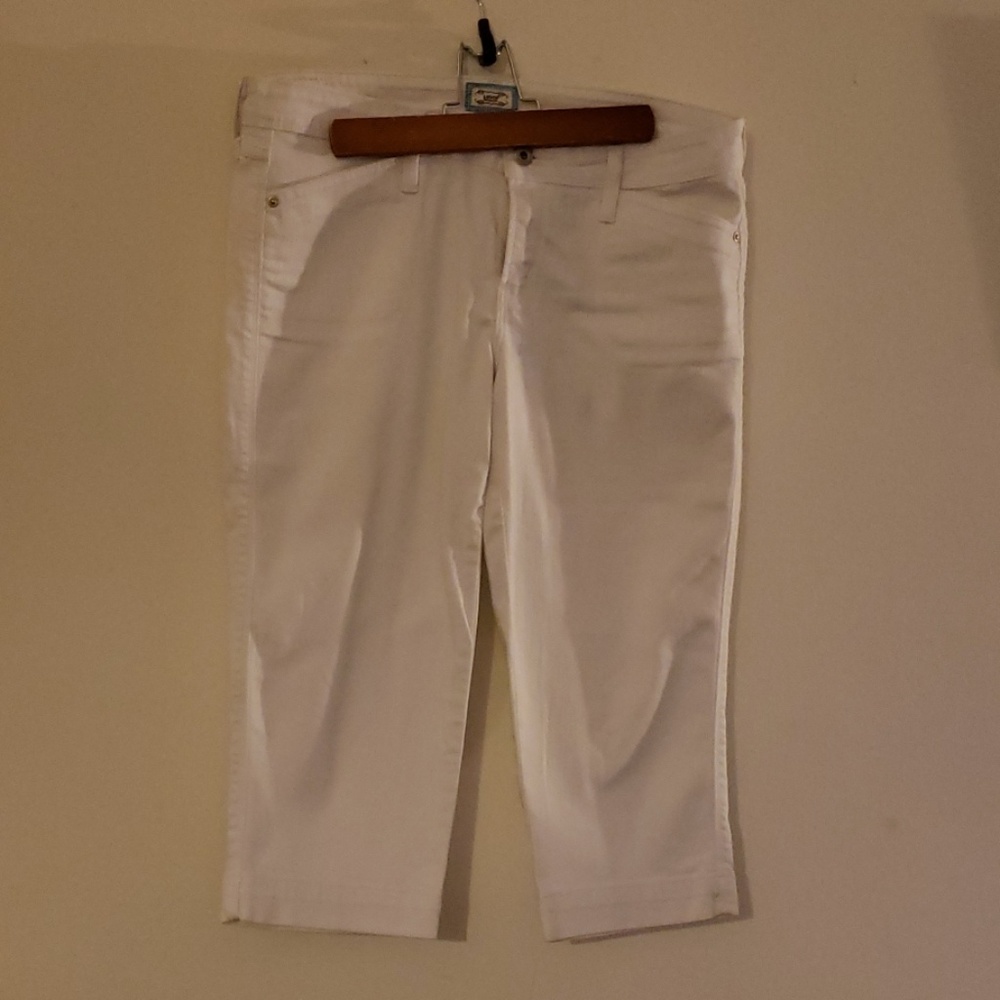 Levi white Denim capris